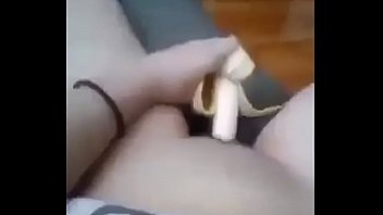 Любопытная монголка всунула в киску банан